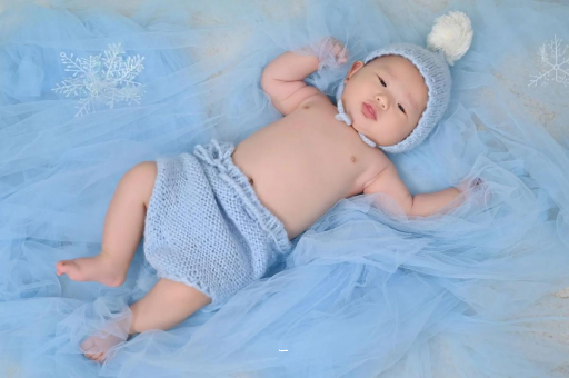 澳门三个月宝宝挠耳朵